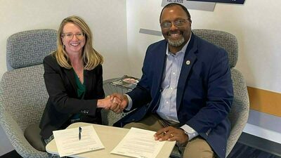 Kelley Rich, interim vice president and associate provost for innovation at the University of Notre Dame shakes hands with Rodney Ridley, chief operating officer of the  O’Pake Institute and vice president of research, economic development and innovation at Alvernia University